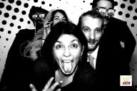 Portraits pris dans la cabine MadCityZen, seuls ou à plusieurs, transformés en affiches souvenir. | © MadCityZen